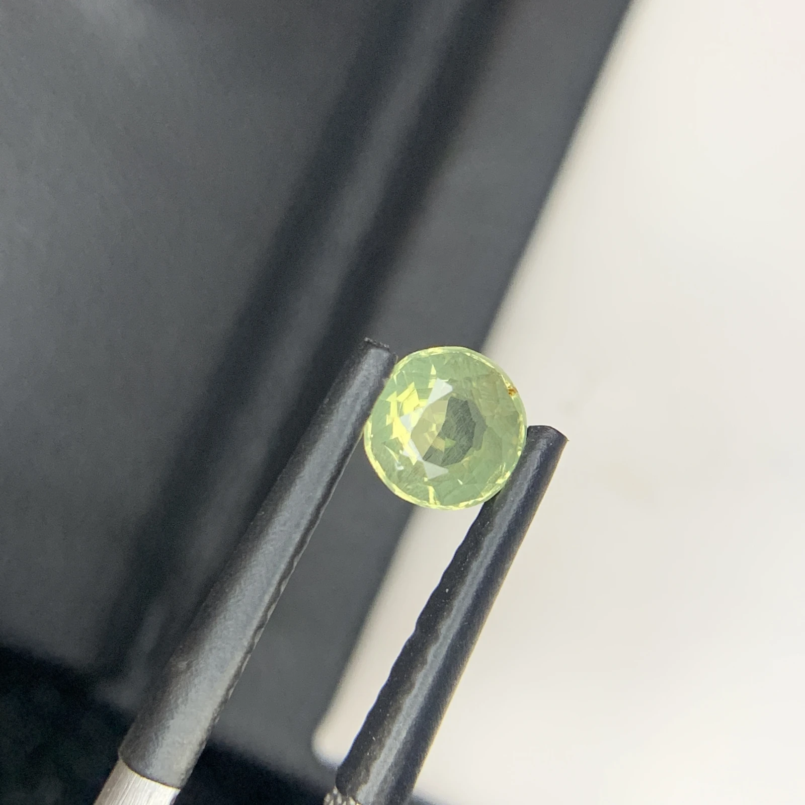 IGI Certified 0.67 ct Natural Green/Purplish Brown Alexandrite Round Shape Loose Gemstone from Sri Lanka — view 5